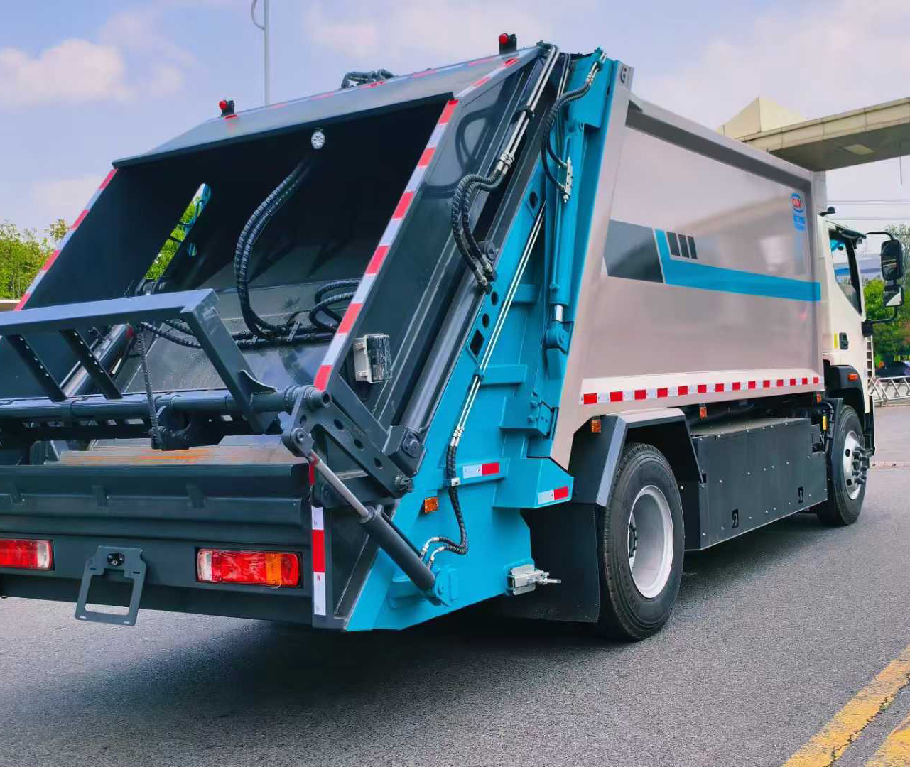 福田歐曼15方純電動壓縮式垃圾運(yùn)輸車圖片4