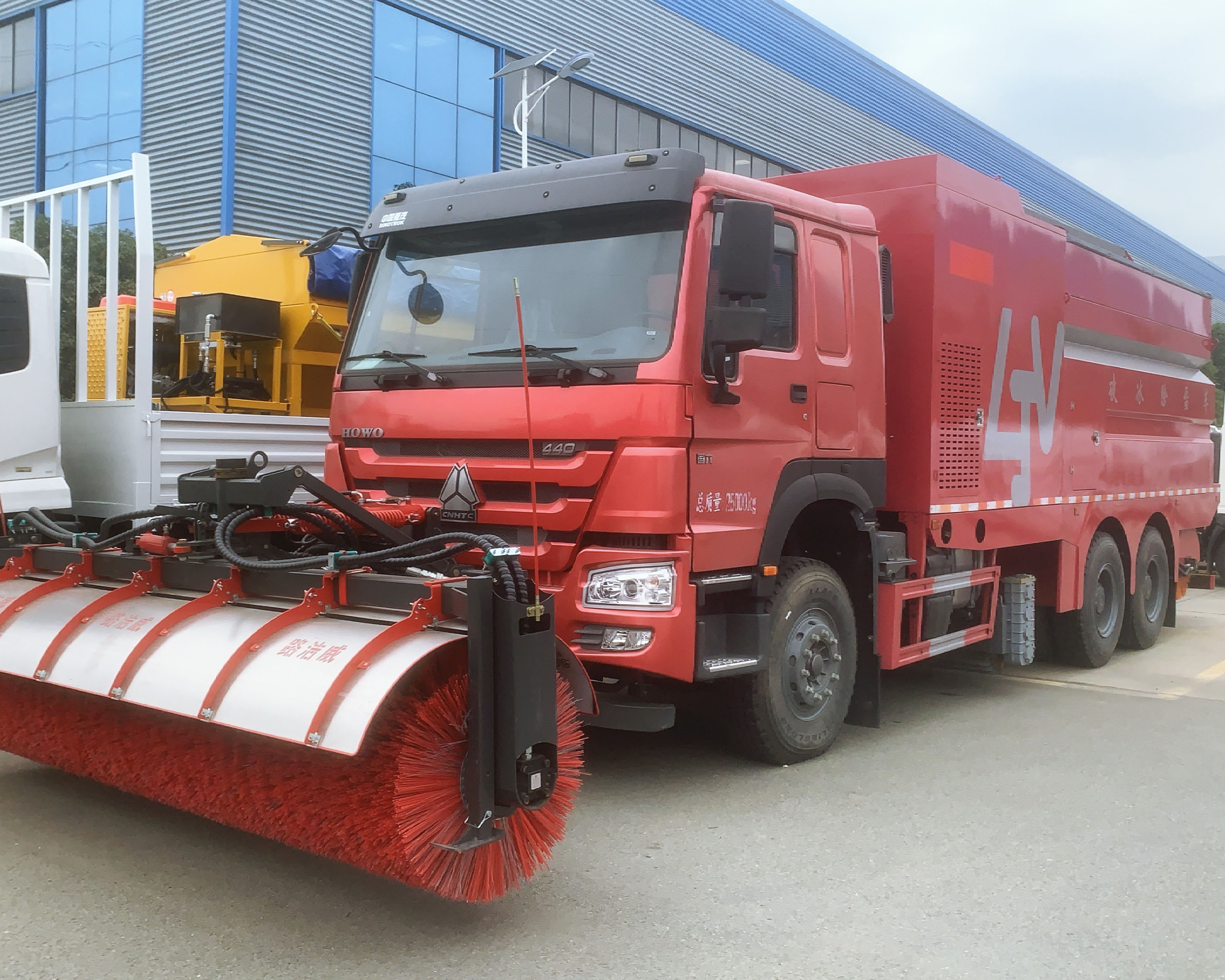 重汽豪沃后雙橋破冰除雪車,加裝撒布機(jī),可配雪鏟雪滾