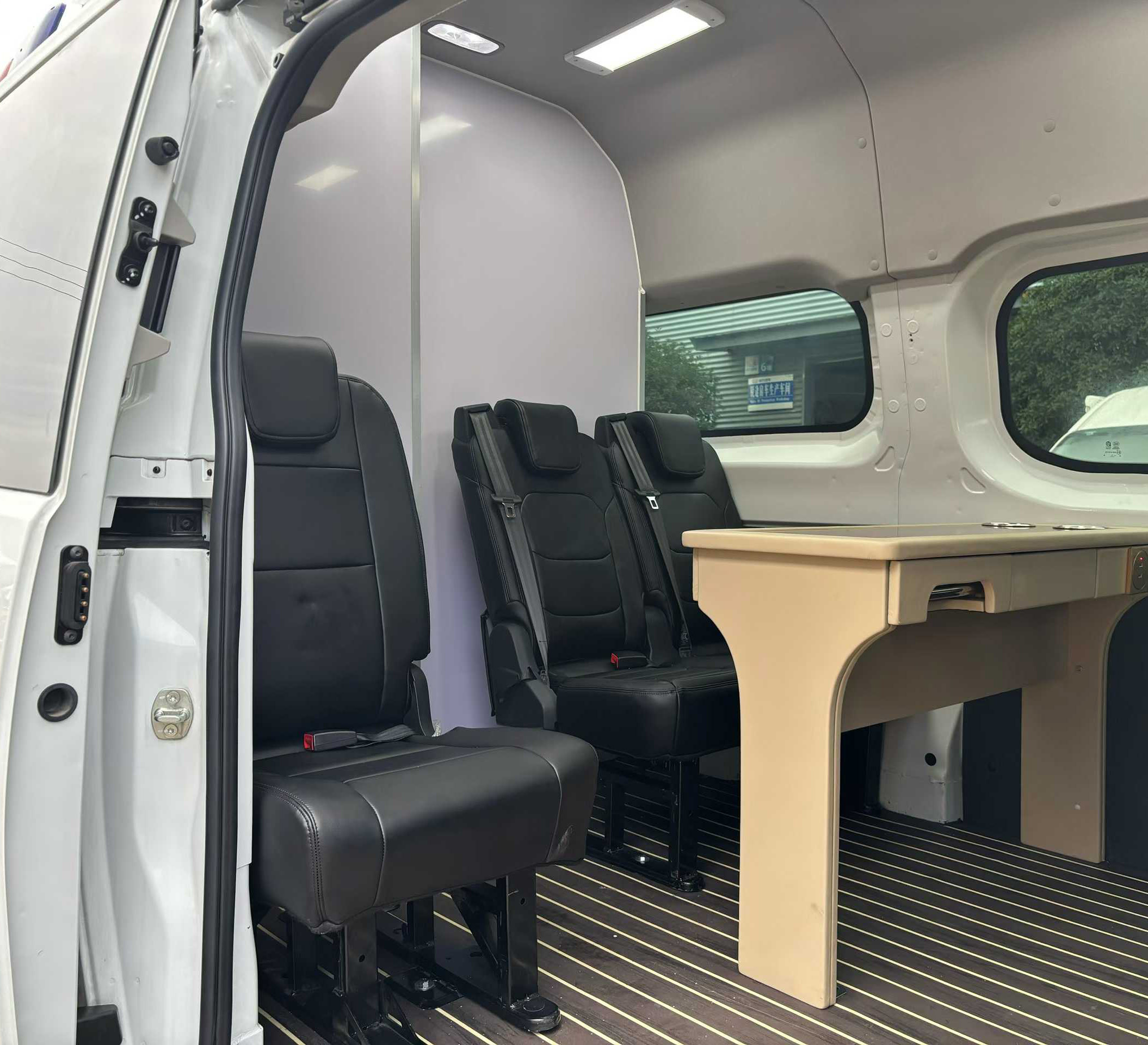 依維柯7-9人高端商務運兵車圖片5
